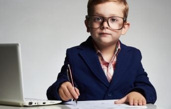 Oftalmologi germani: Numărul copiilor cu miopie ar putea creşte din cauza pandemiei