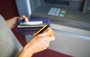 Un licean a găsit 9700 de lei uitați într-un bancomat. A căutat păgubitul pe Facebook