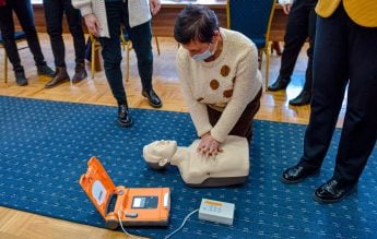 Școlile din Făgăraș, dotate cu defibrilatoare externe automate, după ce o profesoară a înscris proiectul la bugetare participativă