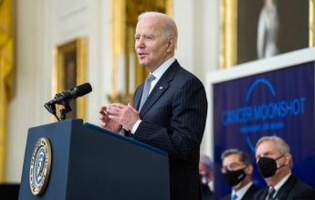 Joe Biden renunţă la proiectul privind garantarea a doi ani de universitate publică gratuită