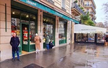 Vitrina unei importante librării din Paris, decorată cu operele unor autori români. Doar doi sunt în programa de Bacalaureat