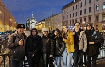 Elevii români aflați la un concurs în Rusia, obligați să dea jos steagul României de pe stand și de pe robot
