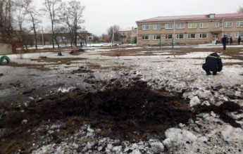 După grădiniță, și un liceu a fost bombardat în Donbass. 30 de elevi erau în clădire
