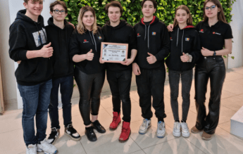 Sorin Cîmpeanu felicită echipa Autovortex, care a participat la concursul de robotică din Rusia și a obținut locul 2