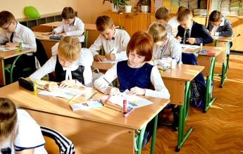Mamele din Ucraina vor să semnalizeze grupa de sânge a copiilor pe hainele de școală- jurnalistă din Kiev