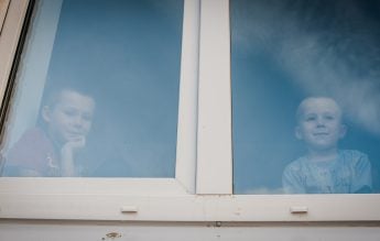 UNICEF: Copiii din Estul Ucrainei se joacă și merg la școală, în fiecare zi, printre mine terestre