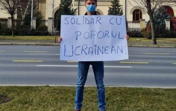 G4Media: Profesorul Marcel Bartic, amendat de Jandarmerie pentru că protesta împotriva războiului din Ucraina