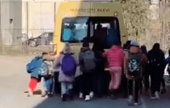 VIDEO Copii filmați în timp ce împingeau un microbuz școlar, pentru a-l porni