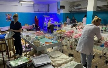 O maternitate din Harkiv s-a mutat într-un adăpost subteran, de teama bombardamentelor