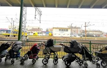 Mame din Polonia au lăsat, pe peronul gării, cărucioarele propriilor copii pentru mamele refugiate