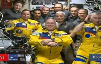 Trei cosmonauți ruși au sosit pe Stația Spațială Internațională îmbrăcați în culorile Ucrainei