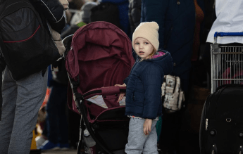 Peste jumătate dintre copiii ucraineni, strămutați după o lună de război – UNICEF