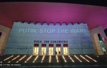 Mesajul „Putin, Stop the War!”, proiectat pe clădirea TNB. Directorul refuzase implicarea teatrului în susținerea Ucrainei