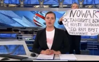 „Nu credeți în propagandă. Sunteți mințiți!” Mesajul curajos al unei jurnaliste, la cea mai mare televiziune din Rusia