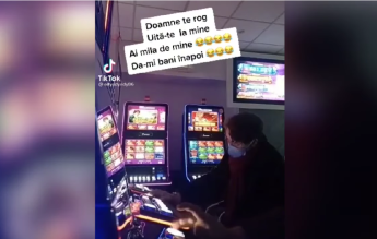 Profesoară de biologie, cercetată disciplinar după ce a fost filmată când juca la păcănele