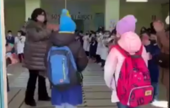 Copii refugiați din Ucraina, primiți cu aplauze la o școală din Italia