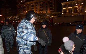 Rusia: Un elev a strigat ”Glorie Ucrainei!” în școală. Poliția i-a tăiat curentul acasă și l-a chemat la interogatoriu