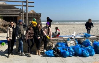 Mame refugiate din Ucraina și copiii lor au curățat plaja din Mamaia, din proprie inițiativă