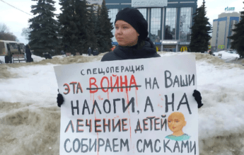 Studentă care a protestat contra războiului, condamnată după un proces de 20 de minute, fără avocat