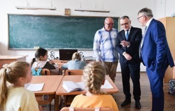 Ministrul Educației și comisarul european pentru drepturi sociale s-au întâlnit cu elevii ucraineni găzduiți de C.N. Mihai Viteazul
