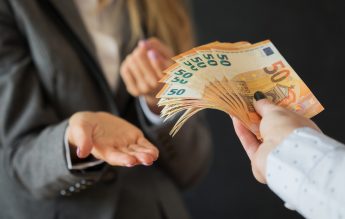 O inspectoare școlară din Constanța cerea mită în limbaj codat; „Tort, colivă, prăjitură“