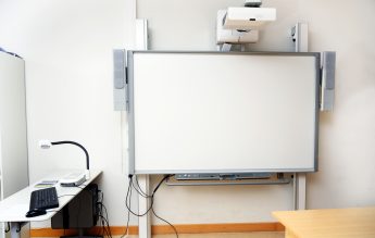 Tabla interactivă și camera pentru videoconferințe devin obligatorii în toate sălile de clasă