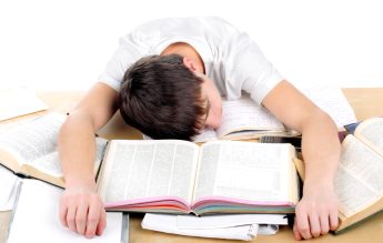 Cei mai mulţi elevi de clasa a opta se simt „extenuaţi şi copleşiţi”- sondaj Salvați Copiii