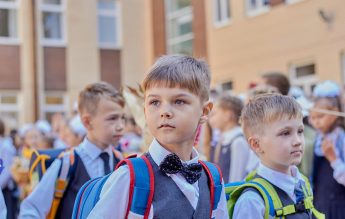 The Guardian: Rusia rescrie programa şcolară. Propaganda pro-război va fi predată în școli