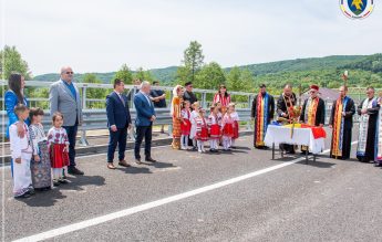 Preșcolari în Argeș: De la tumbe în fața Vioricăi Dăncilă, la ”accesorii” de imagine pentru șefii din administrația locală