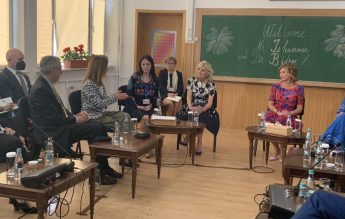 Jill Biden și Carmen Iohannis au vizitat Școala Gimnazială Uruguay, care găzduiește copii ucraineni