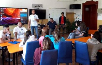 Elevi din Făgăraș, ajutați de Partida Romilor Pro-Europa să nu abandoneze școala
