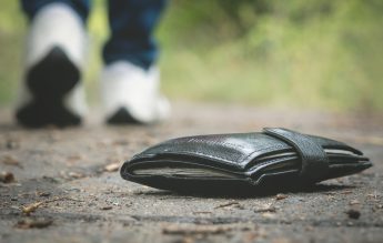 Suceava: Doi elevi au mers 15 km cu bicicletele pentru a restitui un portofel pierdut