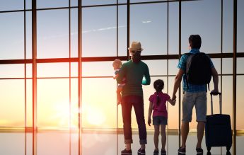 Germania: Părinţi români, opriţi în aeroport pentru că au călătorit cu copilul, deşi nu e vacanţă şcolară în România – presă