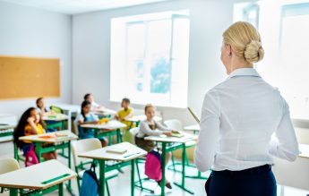 Petiție cu 20.000 de semnături contra desființării specializării învățător la liceele pedagogice