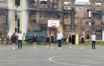VIDEO Absolvenții unui liceu din Harkiv au dansat vals printre ruinele școlii