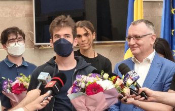 Elevul Vlad Ștefan Oros, medaliat la două olimpiade internaționale: de Fizică și de Lingvistică