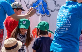 “Magia Prieteniei”, un loc de joacă incluziv pentru copii speciali. HP România și Asociația CONIL au construit împreună  un loc de joacă pentru 300 de copii