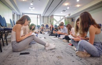 6 din 10 elevi nu sunt de acord cu proba multidisciplinară la BAC, 7 din 10 vor ca proba de specialitate să rămână obligatorie – rezultatele chestionarului World Vision România