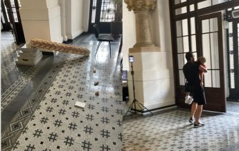 Copil de 7 ani, rănit grav după ce o statuie din PMB s-a prăbușit peste el. Primăria: Copilul s-a urcat pe statuie