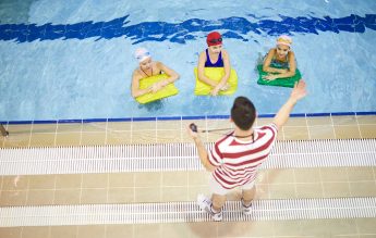 Proiect al Primăriei Bacău: Cursuri de înot oferite gratuit doar copiilor ai căror părinți nu au datorii la bugetul local