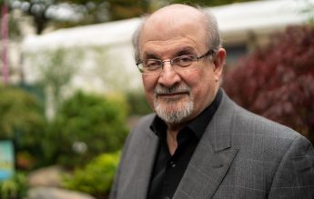 Scriitorul Salman Rushdie a fost scos de pe ventilator şi vorbeşte. Filosof francez: Merită Premiul Nobel