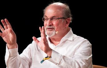 Scriitorul Salman Rushdie, înjunghiat, la un eveniment public, în SUA