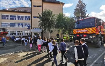 Haos la o școală din Făgăraș, după ce sute de elevi au fost evacuați într-un exercițiu neanunțat