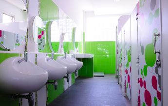 Cluj este singurul județ fără toalete în curtea școlilor, anunță Consiliul Județean