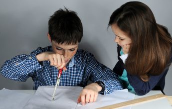 Fetele din întreaga lume rămân în urma băieților la matematică, pe fondul discriminării și al stereotipurilor de gen – raport UNICEF