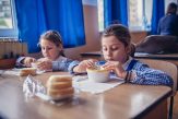 96% dintre directorii școlilor înscrise în programul ”Pâine și Mâine” spun că masa caldă și orele remediale îi ajută foarte mult în prevenirea abandonului școlar – World Vision România