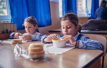 96% dintre directorii școlilor înscrise în programul ”Pâine și Mâine” spun că masa caldă și orele remediale îi ajută foarte mult în prevenirea abandonului școlar – World Vision România