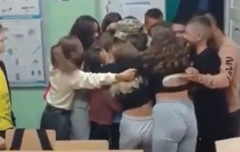 Un profesor din Ucraina s-a întors din război direct la școală (video)
