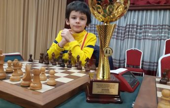 Un român de 9 ani este triplu campion balcanic la șah, categoria U10