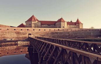 „Umbrele Trecutului”. Cum devine teatrul documentar o lecție vie de istorie pentru elevi